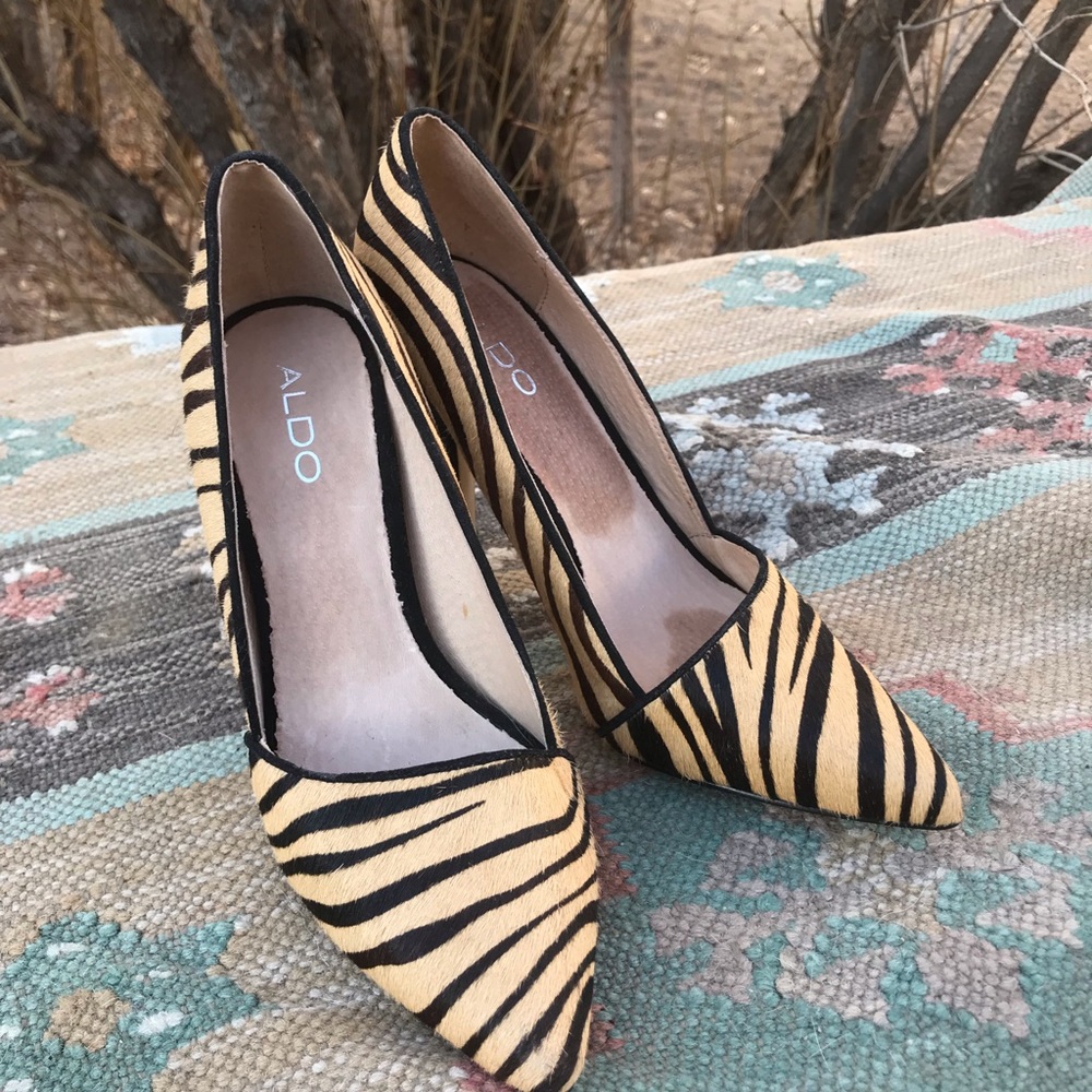 Aldo size 39 tiger print stilettos. - Picture 2 of 7